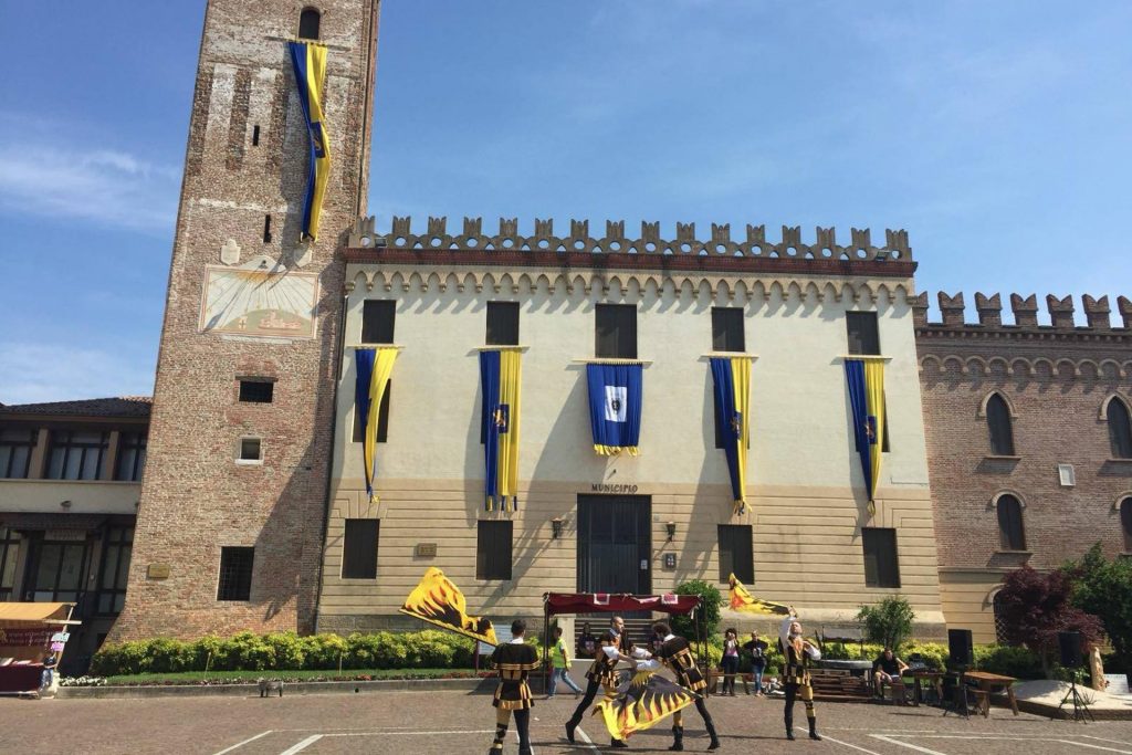sbandieratori medievali in Piazza Castello